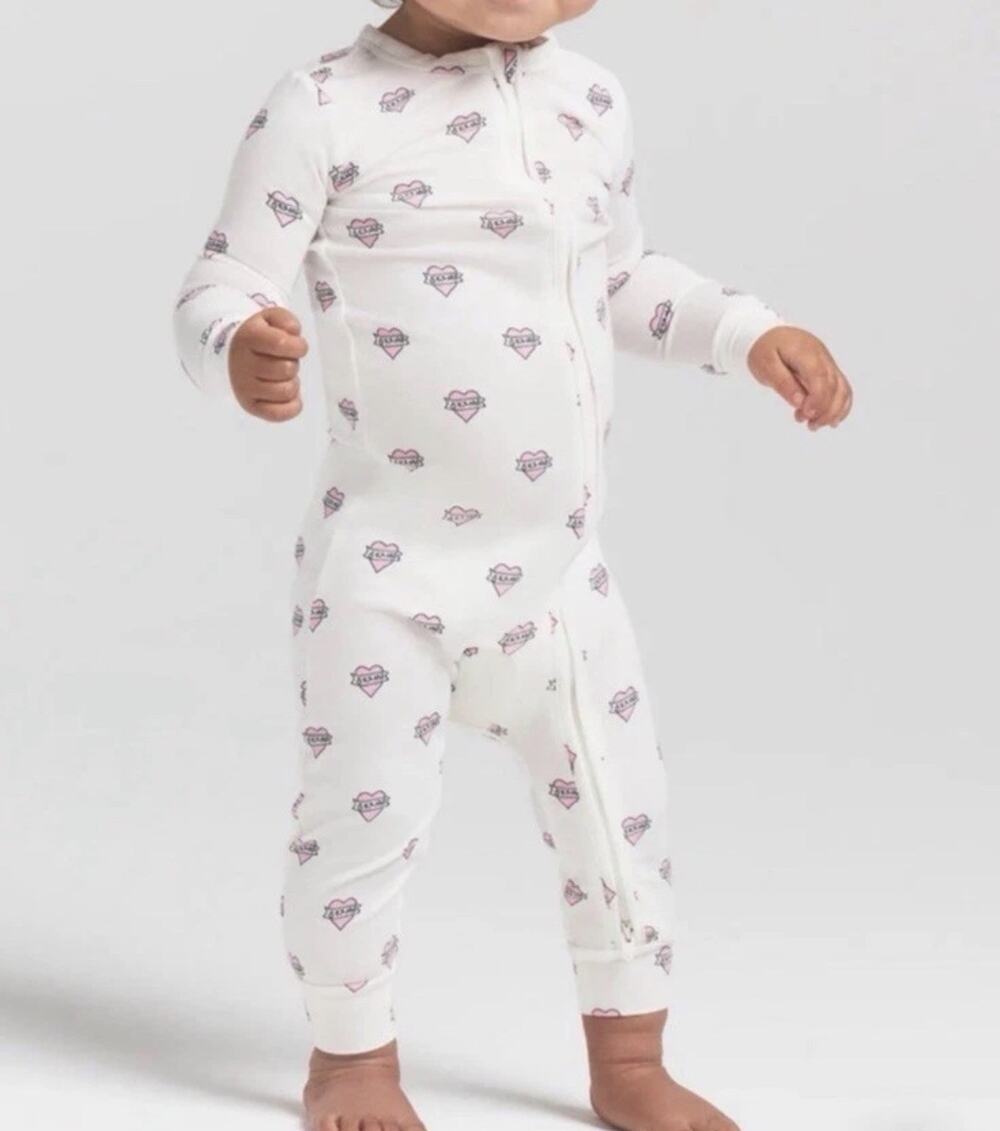 💕NWT SKIMS Sleep Unisex Long Sleeve Baby One Piece White Logo Hearts 18 months
